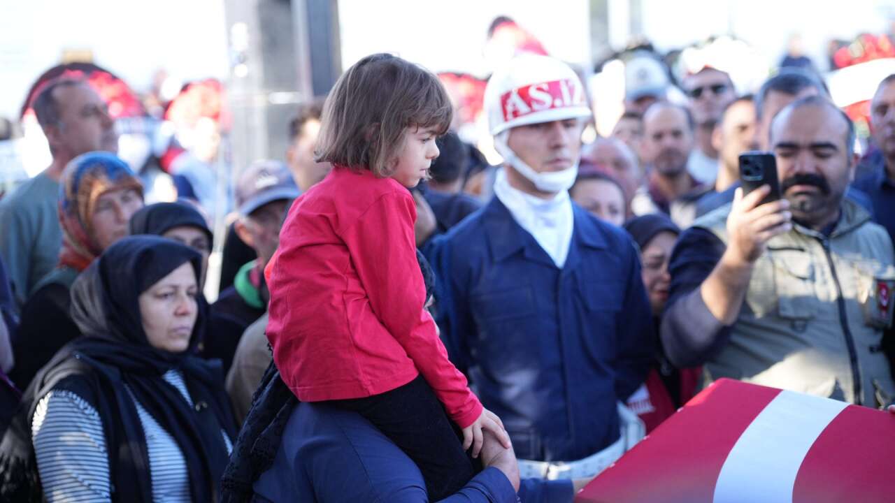 Fotoğrafını Babası Taşıdı: Milas Şehidini Gözyaşlarıyla Uğurladı 8